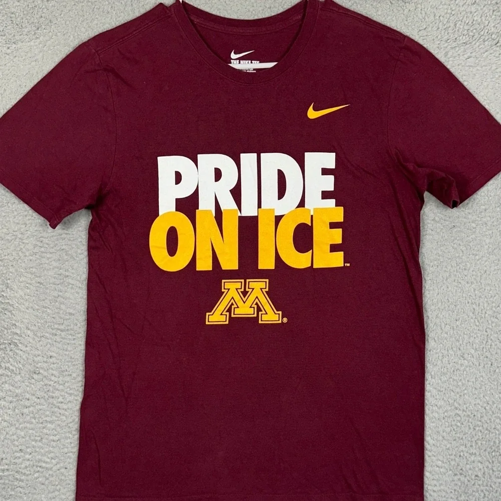 Minnesota Golden Gophers Nike T-Shirt Mens Medium Maroon Pride On Ice Hockey Tee